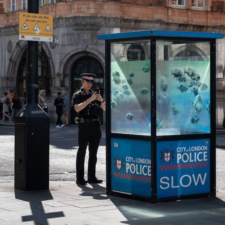 A cabine de pol&iacute;cia grafitada por Banksy com piranhas na capital de Londres