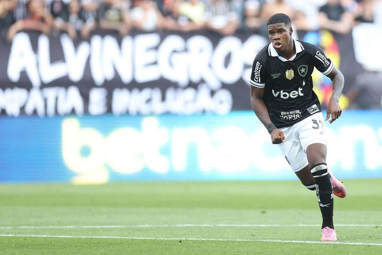 Kadir em a&ccedil;&atilde;o contra o Corinthians &ndash;