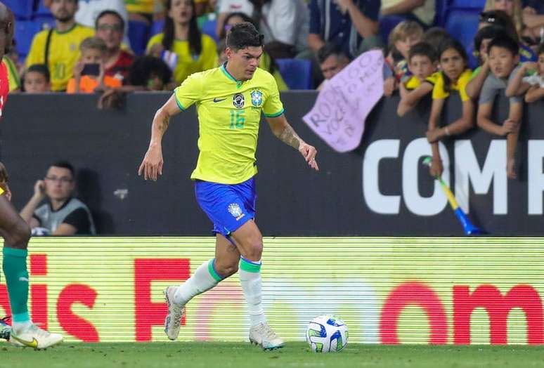 Ayrton Lucas em um de seus dois jogos pela Sele&ccedil;&atilde;o Brasileira &ndash;