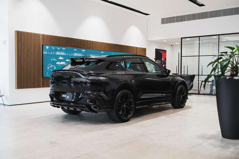 Aston Martin DBX S no showroom da Aston Martin S&atilde;o Paulo