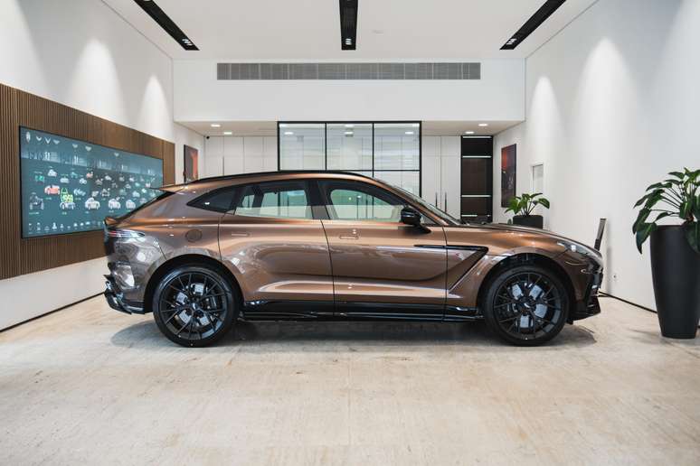 Aston Martin DBX S no showroom da Aston Martin S&atilde;o Paulo