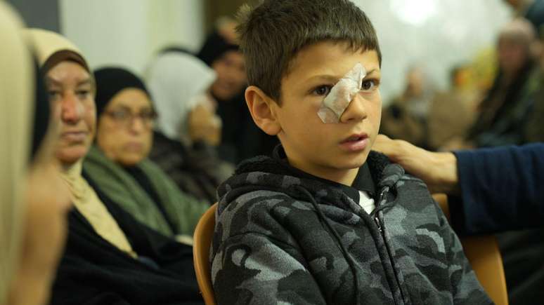 Mustafa Bani Odeh, 8, ficou ferido por estilha&ccedil;os de vidro de uma janela quebrada