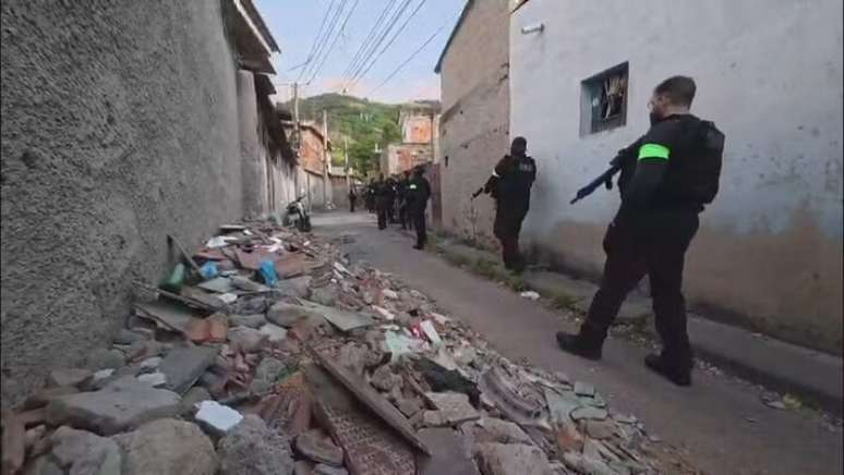 Pol&iacute;cias Civil e Militar durante nova fase da Opera&ccedil;&atilde;o Conten&ccedil;&atilde;o na Vila Kennedy em janeiro de 2026