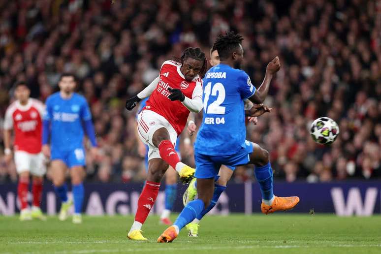 Eze em gola&ccedil;o pelo Arsenal contra o Bayer Leverkusen &ndash;