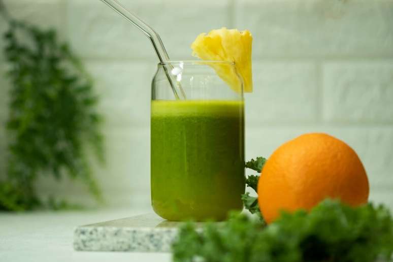 Suco verde com abacaxi, laranja e couve 