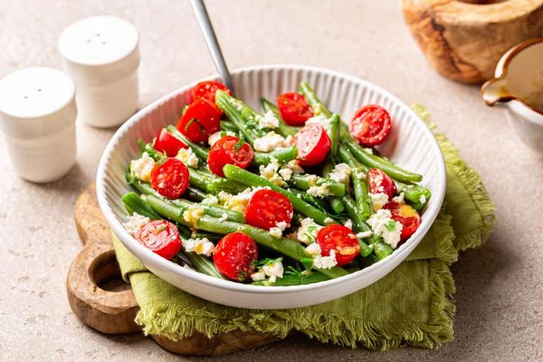 செர்ரி தக்காளி மற்றும் சீஸ் கொண்ட பச்சை பீன் சாலட்