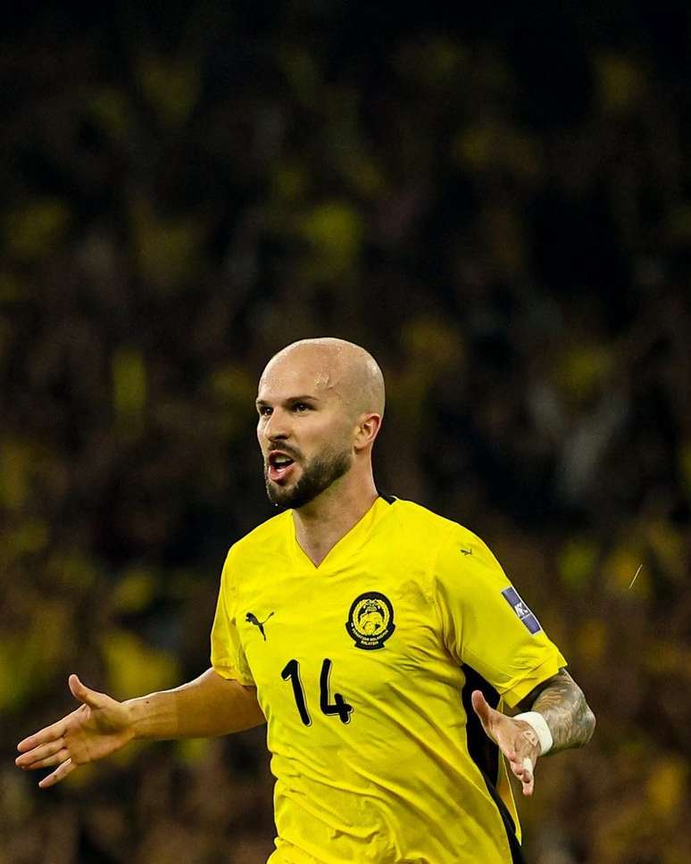 Jo&atilde;o Figuiredo comemorando um dos gols da sele&ccedil;&atilde;o malaia sobre o Vietn&atilde; 