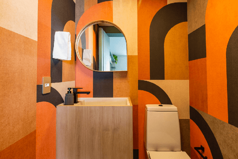 Em lavabos, os revestimentos coloridos permitem maior liberdade criativa, possibilitando composi&ccedil;&otilde;es marcantes e cheias de identidade Projeto: Mari Milani |