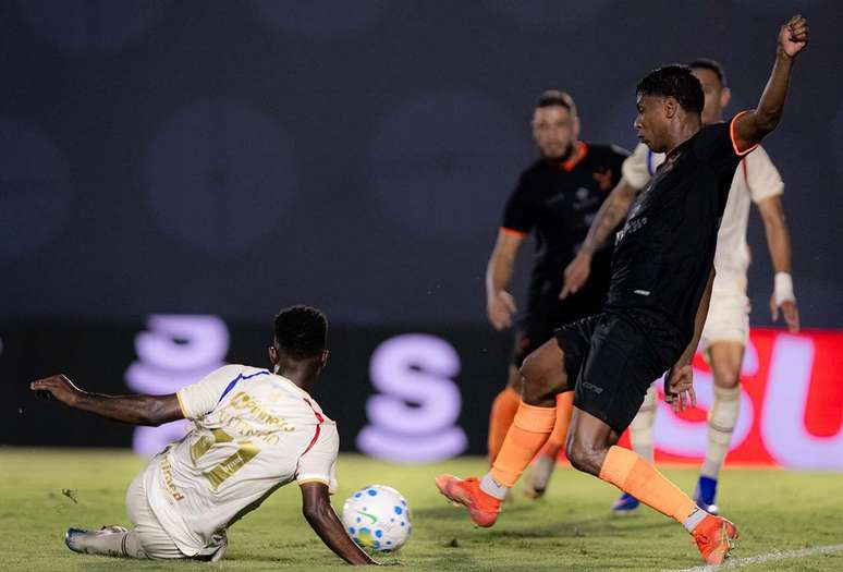 Guilherme Kayron, do Nova Igua&ccedil;u (de preto) luta pela bola com Vitinho, do&nbsp; Fortaleza.&nbsp;