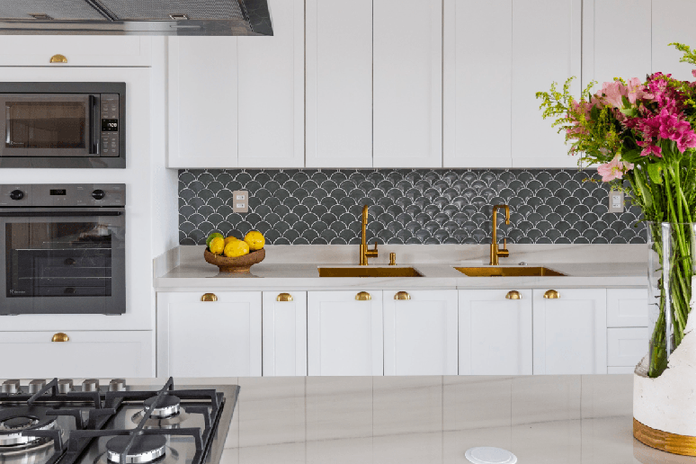 O uso de revestimentos tamb&eacute;m valoriza cozinhas mais neutras, criando contraste com metais e marcenaria e refor&ccedil;ando o estilo do espa&ccedil;o Projeto: Mari Milani |