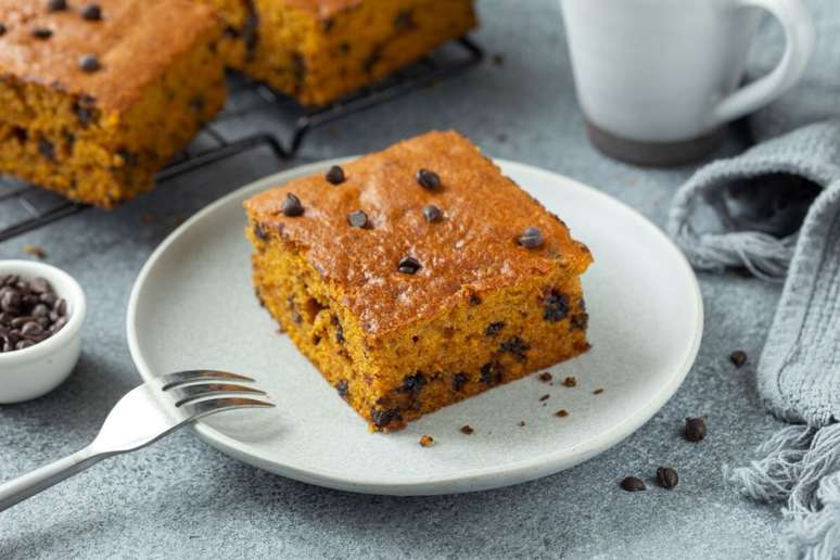 Bolo de ab&oacute;bora com gotas de chocolate 