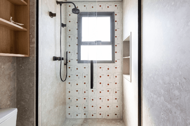 Revestimentos tamb&eacute;m s&atilde;o boas op&ccedil;&otilde;es para banheiros, sendo poss&iacute;vel investir em combina&ccedil;&otilde;es mais ousadas ou destacar pontos espec&iacute;ficos do ambiente Projeto: Mari Milani |