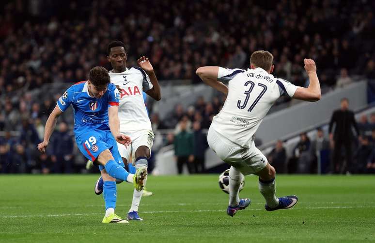 Momento do gol marcado por Juli&aacute;n Alvarez no Tottenham Hotspur Stadium, em Londres &ndash;