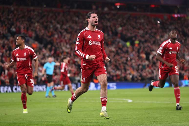 Szoboszlai comemorando o primeiro gol do Liverpool 