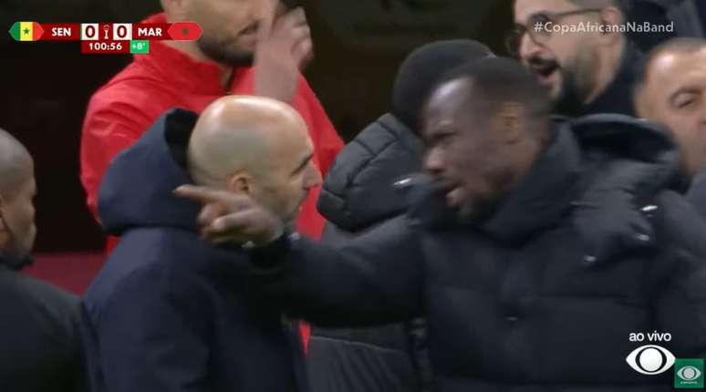 செனகலைச் சேர்ந்த பயிற்சியாளர் பேப் தியாவ், பெனால்டி வழங்கப்பட்டதைப் பற்றி கோபமடைந்து, மொராக்கோ பயிற்சியாளர் வாலிட் ரெக்ராகியுடன் வாதிடுகிறார் –