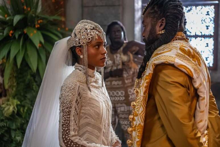 Jendal (L&aacute;zaro Ramos) e Alika (Duda Santos)