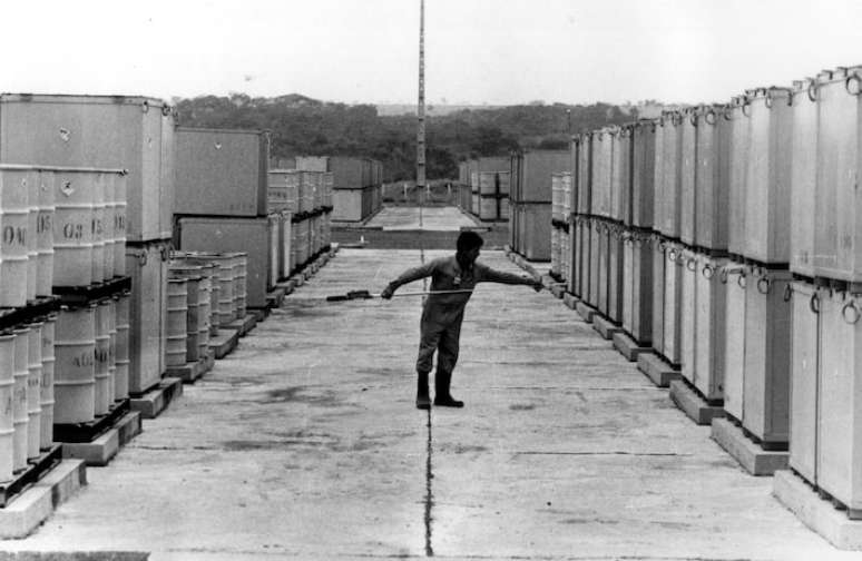 Em 1987, mais de cempessoas morreram contaminadas e outras 1,5 mil foram afetadas pelo material radioativo C&eacute;sio 137 emGoi&acirc;nia, Goi&aacute;s. Um aparelho radiol&oacute;gico com c&aacute;psula do metal foi roubado em 13 de setembro por catadores em um terreno abandonado do Instituto de Radioterapia de Goi&acirc;nia. Nesse contato, elestiveramn&aacute;useas e v&ocirc;mitos, que foram primeirorelacionados&agrave; alimenta&ccedil;&atilde;o.