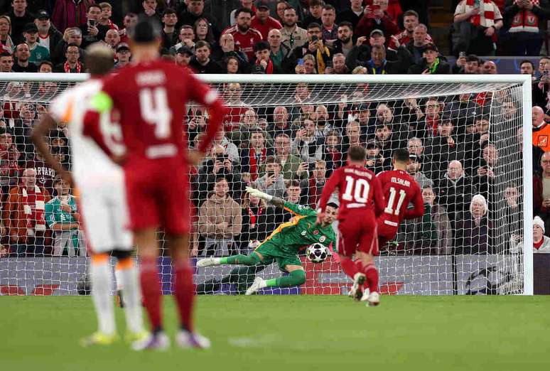 Salah &eacute; displicente e desperdi&ccedil;a p&ecirc;nalti; depois, se redime e vira her&oacute;i &ndash;