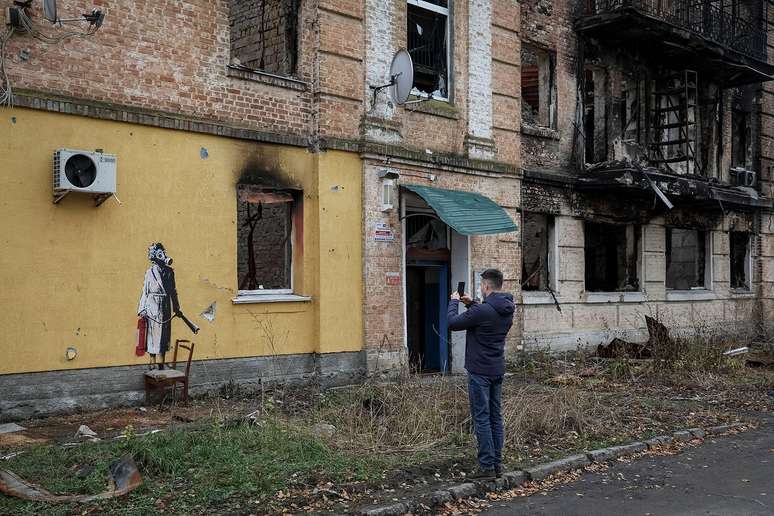 Mural de Banksy na Ucr&acirc;nia em 2022, durante conflitos com a R&uacute;ssia. Foto por Gleb Garanich/REUTERS