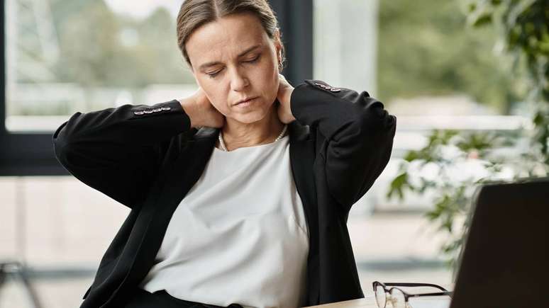 Na fase inicial, os sintomas da mpox costumam ser febre, mal-estar, dor de cabe&ccedil;a, dores musculares, cansa&ccedil;o e &iacute;nguas &ndash; depositphotos.com / HayDmitriy