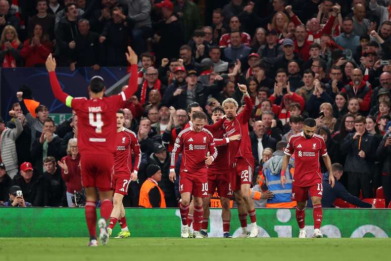 Ekitike comemorando o segundo 