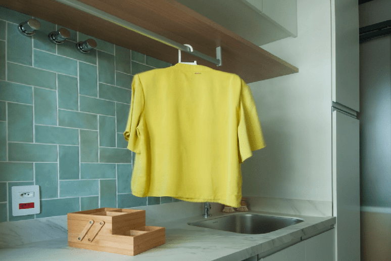 A &aacute;rea de servi&ccedil;o tamb&eacute;m pode receber revestimentos coloridos, trazendo mais personalidade ao espa&ccedil;o sem comprometer a funcionalidade Projeto: Mari Milani |