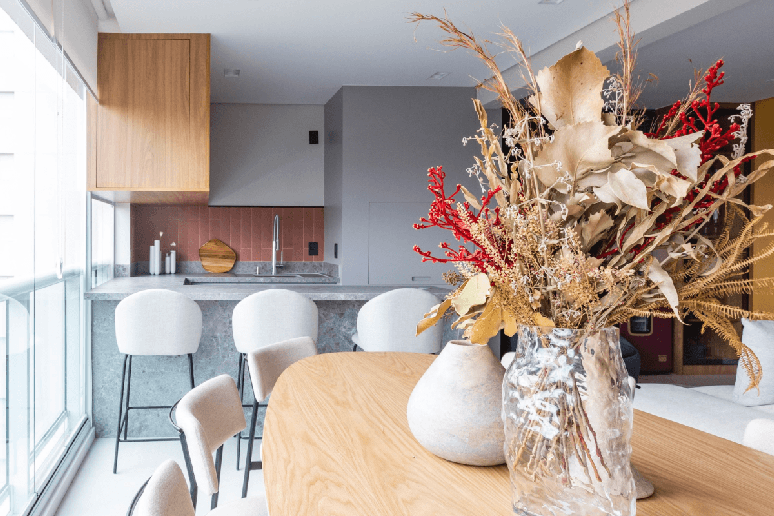 Na &aacute;rea gourmet, o uso de revestimentos contribui para criar ambientes acolhedores e visuais mais interessantes, sem comprometer a harmonia do projeto Projeto: Mari Milani |