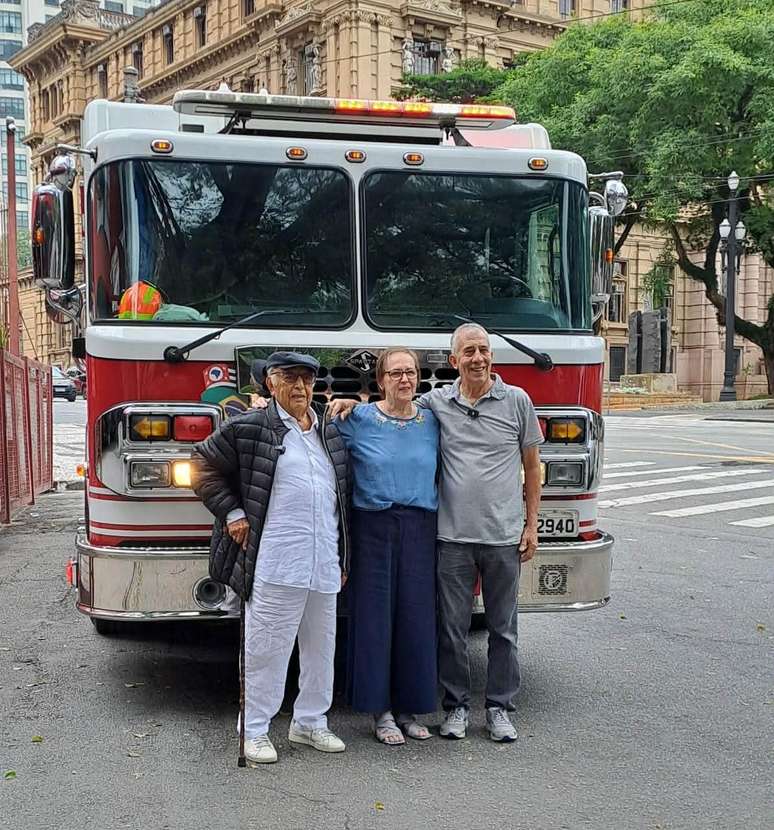 O bombeiro reformado, a sobrevivente e outro membro da Corpora&ccedil;&atilde;o: encontro de gratid&atilde;o no centro de SP