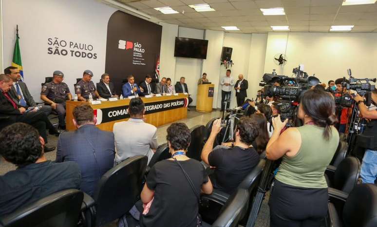 Autoridades de for&ccedil;as policiais reunidos para coletiva de imprensa sobre o caso. 