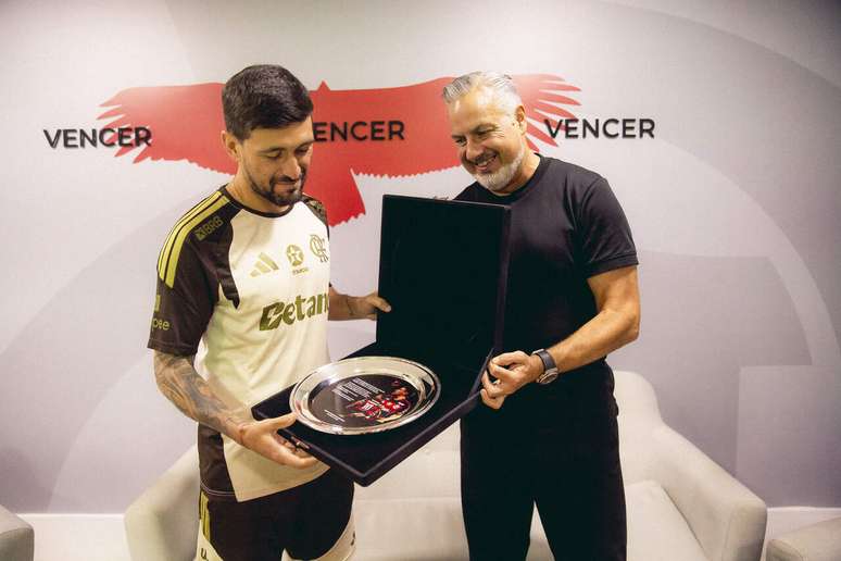 De Arrascaeta recebe homenagem pelos 100 gols pelo Flamengo &ndash;