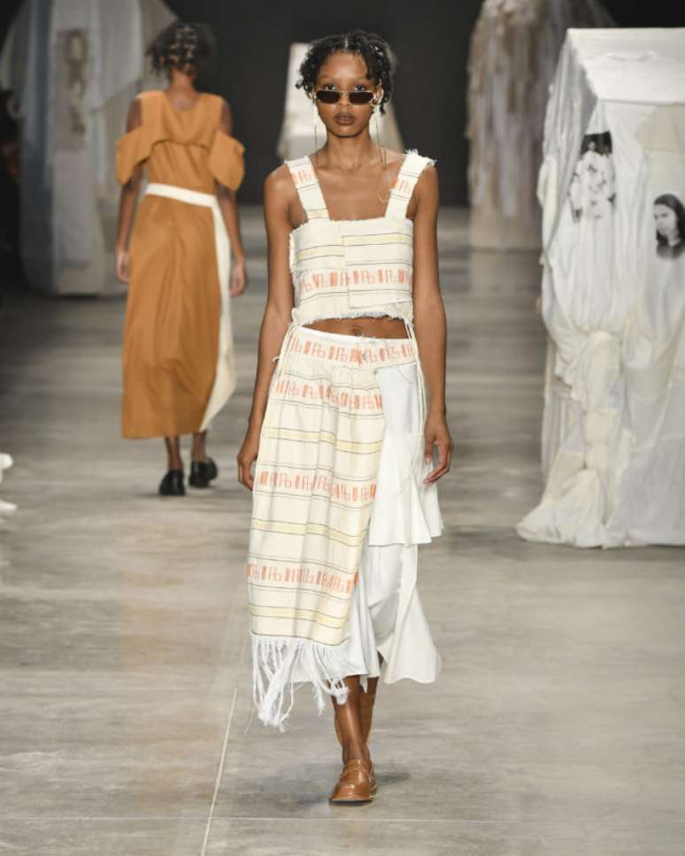 Tha&iacute;s Queiroz no desfile de &Acirc;ngela Brito no SPFW 