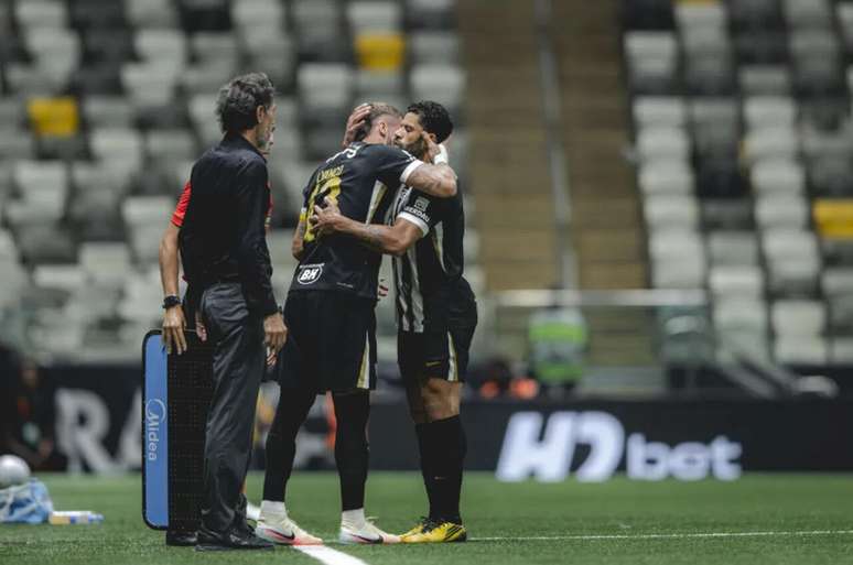 Lyanco cumprimenta Hulk ap&oacute;s receber bra&ccedil;adeira de capit&atilde;o do &iacute;dolo alvinegro&nbsp; &ndash;