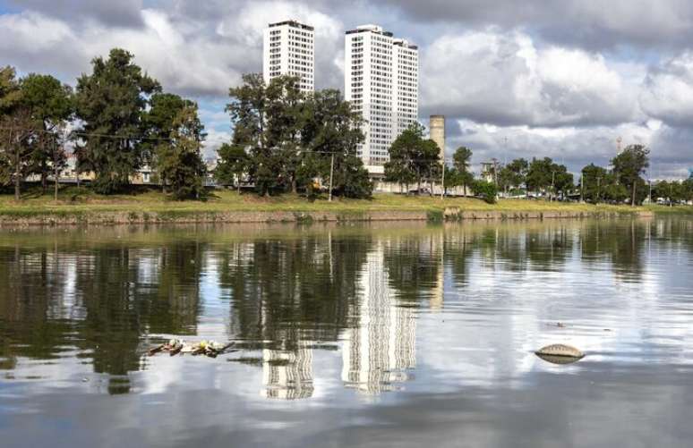 రాజధానిలోని పిన్‌హీరోస్ నది విభాగం: నీటి నాణ్యత మరియు దుర్వాసన ఇప్పటికీ అడ్డంకులుగా ఉన్నాయి.