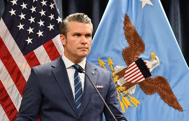 Pete Hegseth, Secret&aacute;rio de Defesa de Trump, classificou a Anthropic como um 'risco para a cadeia de suprimentos', r&oacute;tulo historicamente reservado para empresas ligadas a rivais estrangeiros como a Huawei ou a Kaspersky