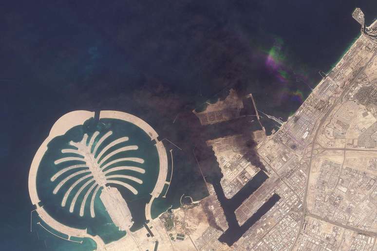 Restos de um m&iacute;ssil interceptado atingiram o porto de Jebel Ali, perto de Dubai, nos Emirados &Aacute;rabes Unidos