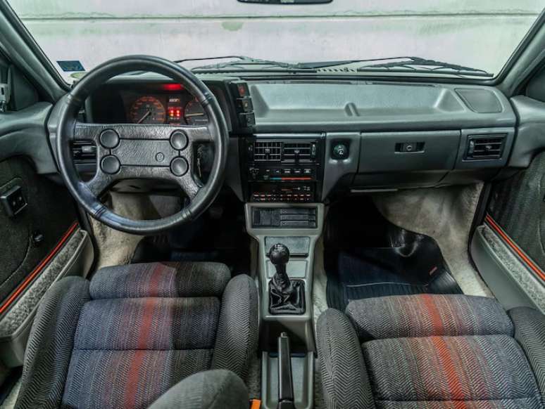 VW Gol GTi 1994 mant&eacute;m interior com volante de quatro raios e bancos da grife Recaro