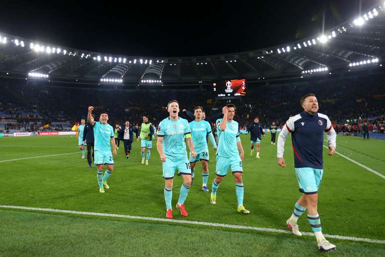 Jogadores do Bologna comemorando a classifica&ccedil;&atilde;o na Liga Europa 