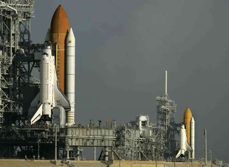 Duas grandes naves espaciais posicionadas nas plataformas de lan&ccedil;amento.