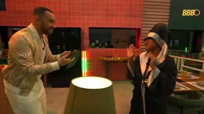 అల్బెర్టో కౌబాయ్ పార్టీ సందర్భంగా గిల్ డో విగర్ మరియు 'BBB 26' తారాగణంతో ఫోటో తీయడానికి మిలెనా నిరాకరించింది