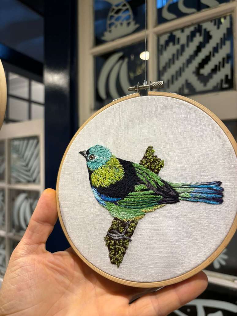 P&aacute;ssaro bordado com a t&eacute;cnica pintura de agulha 