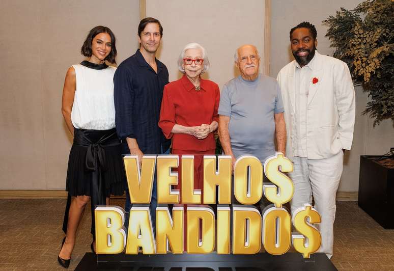 Bruna Marquezine e elenco de Velhos Bandidos 