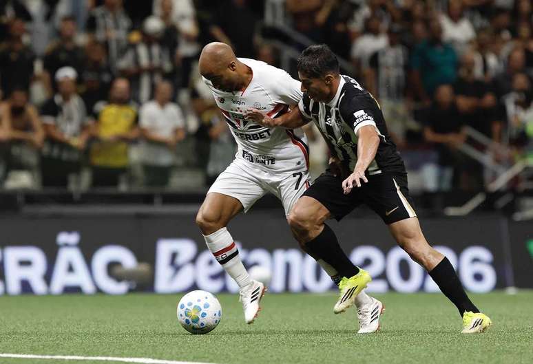 Lucas se machucou durante o duelo contra o Atl&eacute;tico-MG &ndash;