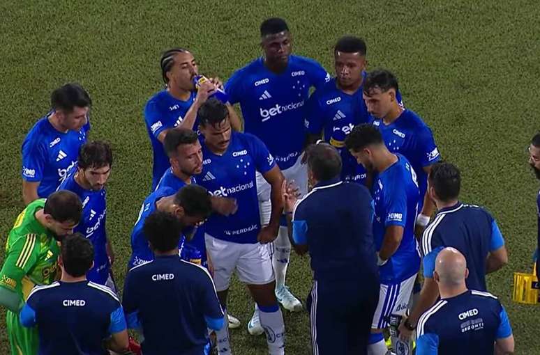 Wesley Carvalho conversa com os jogadores do Cruzeiro durante a partida &ndash;