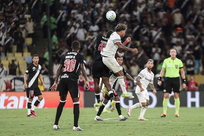 Fluminense voltou a sofrer com a bola a&eacute;rea &ndash;