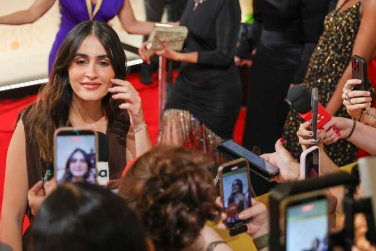 Valentina Herzage, homenageada do Globo de Ouro no Rio de Janeiro, no tapete vermelho