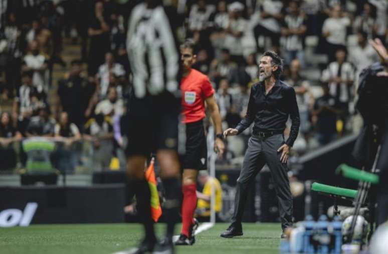 எடுவார்டோ டொமிங்குவேஸ் தனது வீரர்களை அட்லெட்டிகோ x சாவோ பாலோவின் போது, ​​அரினா எம்ஆர்வியில் வழிநடத்துகிறார் -