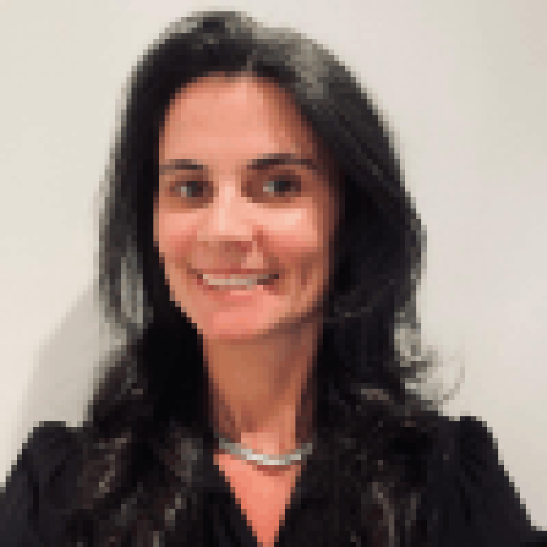 Mulher com cabelo preto curto, sorrindo e usando camisa preta