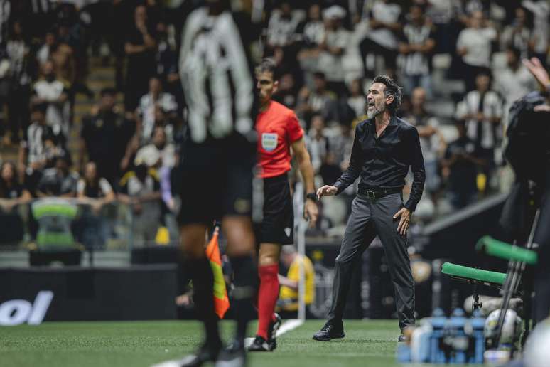 எடுவார்டோ டொமிங்குவேஸ் தனது வீரர்களை அட்லெட்டிகோ x சாவோ பாலோவின் போது, ​​அரினா எம்ஆர்வியில் வழிநடத்துகிறார் -