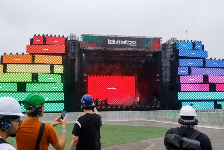 Palco Perry&rsquo;s By Fiat tem grande estrutura de led no Lollapalooza 2026.