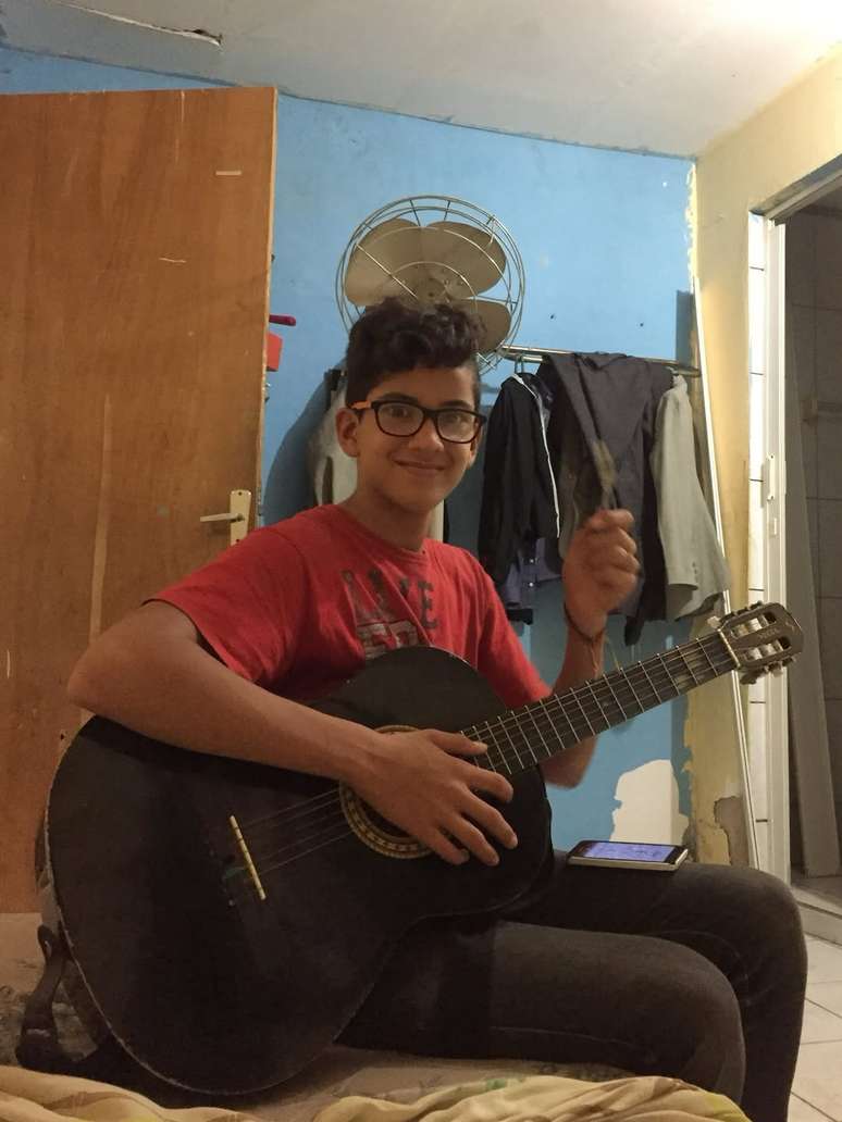 L&eacute;o Foguete na inf&acirc;ncia com um vil&atilde;o